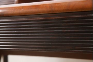 中古　高級イタリア輸入家具　脚のつくりなど洗練されたデザインが目を引くシャッター付きデスク(机、在宅ワーク、在宅用コンソールテーブル、作業台)(R-054592)