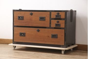 和製アンティーク　引き出し桐材・その他スギ材　モダンなデザインがスタイリッシュな印象を醸し出す重ね時代箪笥・下段(アンティークチェスト、引き出し、衣装箪笥、収納タンス)(R-054595)