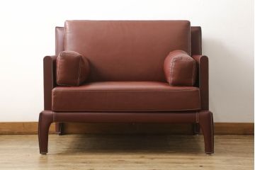 中古　美品　フェザークッション付き　総本革(レザー)の高級1人掛けソファ(一人掛けソファ、アームチェア)(R-054600)