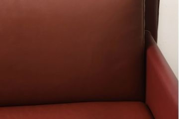 中古　美品　フェザークッション付き　総本革(レザー)の高級1人掛けソファ(一人掛けソファ、アームチェア)(R-054600)