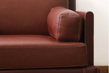 中古　美品　フェザークッション付き　総本革(レザー)の高級1人掛けソファ(一人掛けソファ、アームチェア)(R-054600)