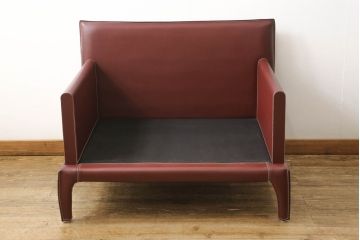 中古　美品　フェザークッション付き　総本革(レザー)の高級1人掛けソファ(一人掛けソファ、アームチェア)(R-054600)