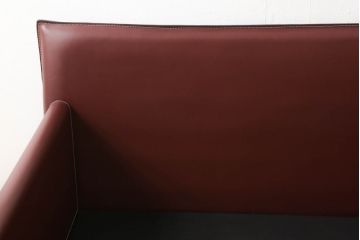 中古　美品　フェザークッション付き　総本革(レザー)の高級1人掛けソファ(一人掛けソファ、アームチェア)(R-054600)
