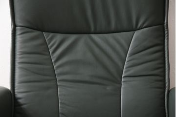 中古　美品　EKORNES(エコーネス)　本革　高級感ある佇まいが魅力的なストレスレスチェア+オットマンのセット(リクライニングチェア、アームチェア、一人掛けソファ)(R-054615)
