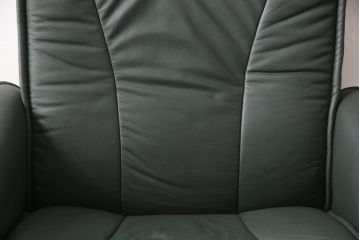中古　美品　EKORNES(エコーネス)　本革　高級感ある佇まいが魅力的なストレスレスチェア+オットマンのセット(リクライニングチェア、アームチェア、一人掛けソファ)(R-054615)