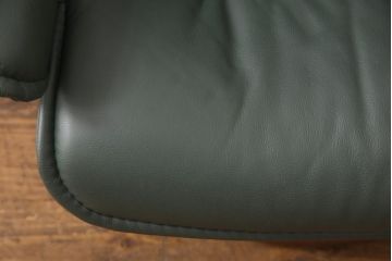 中古　美品　EKORNES(エコーネス)　本革　高級感ある佇まいが魅力的なストレスレスチェア+オットマンのセット(リクライニングチェア、アームチェア、一人掛けソファ)(R-054615)
