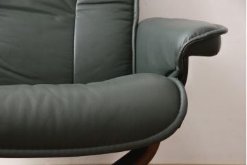 中古　美品　EKORNES(エコーネス)　本革　高級感ある佇まいが魅力的なストレスレスチェア+オットマンのセット(リクライニングチェア、アームチェア、一人掛けソファ)(R-054615)