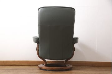 中古　美品　EKORNES(エコーネス)　本革　高級感ある佇まいが魅力的なストレスレスチェア+オットマンのセット(リクライニングチェア、アームチェア、一人掛けソファ)(R-054615)