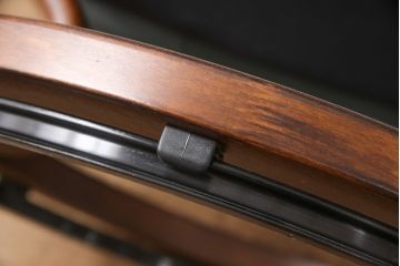 中古　美品　EKORNES(エコーネス)　本革　高級感ある佇まいが魅力的なストレスレスチェア+オットマンのセット(リクライニングチェア、アームチェア、一人掛けソファ)(R-054615)