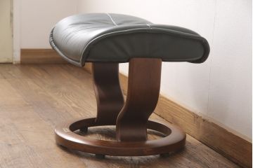 中古　美品　EKORNES(エコーネス)　本革　高級感ある佇まいが魅力的なストレスレスチェア+オットマンのセット(リクライニングチェア、アームチェア、一人掛けソファ)(R-054615)