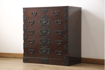 中古　美品　岩谷堂箪笥　凝ったつくりの金具と落ち着いた色合いが美しい収納箪笥(和たんす、引き出し、チェスト)(R-054616)