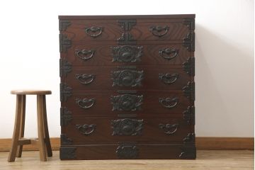 中古　美品　岩谷堂箪笥　凝ったつくりの金具と落ち着いた色合いが美しい収納箪笥(和たんす、引き出し、チェスト)(R-054616)