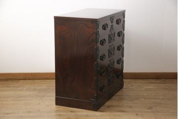 中古　美品　岩谷堂箪笥　凝ったつくりの金具と落ち着いた色合いが美しい収納箪笥(和たんす、引き出し、チェスト)(R-054616)
