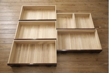 中古　美品　岩谷堂箪笥　凝ったつくりの金具と落ち着いた色合いが美しい収納箪笥(和たんす、引き出し、チェスト)(R-054616)