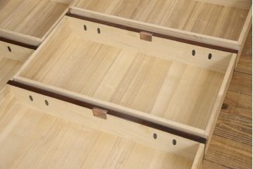 中古　美品　岩谷堂箪笥　凝ったつくりの金具と落ち着いた色合いが美しい収納箪笥(和たんす、引き出し、チェスト)(R-054616)