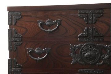 中古　美品　岩谷堂箪笥　凝ったつくりの金具と落ち着いた色合いが美しい収納箪笥(和たんす、引き出し、チェスト)(R-054616)