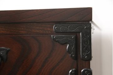 中古　美品　岩谷堂箪笥　凝ったつくりの金具と落ち着いた色合いが美しい収納箪笥(和たんす、引き出し、チェスト)(R-054616)