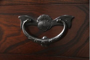 中古　美品　岩谷堂箪笥　凝ったつくりの金具と落ち着いた色合いが美しい収納箪笥(和たんす、引き出し、チェスト)(R-054616)
