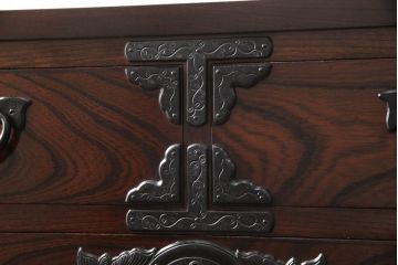 中古　美品　岩谷堂箪笥　凝ったつくりの金具と落ち着いた色合いが美しい収納箪笥(和たんす、引き出し、チェスト)(R-054616)