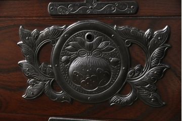 中古　美品　岩谷堂箪笥　凝ったつくりの金具と落ち着いた色合いが美しい収納箪笥(和たんす、引き出し、チェスト)(R-054616)