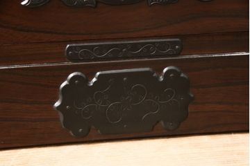中古　美品　岩谷堂箪笥　凝ったつくりの金具と落ち着いた色合いが美しい収納箪笥(和たんす、引き出し、チェスト)(R-054616)