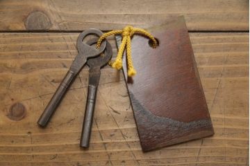 中古　美品　岩谷堂箪笥　凝ったつくりの金具と落ち着いた色合いが美しい収納箪笥(和たんす、引き出し、チェスト)(R-054616)