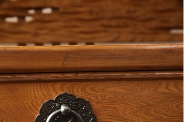 中古　民芸家具　屋久杉　品のある佇まいが上質な和の空間にピッタリな茶棚(収納棚、飾り棚、サイドボード)(R-054617)