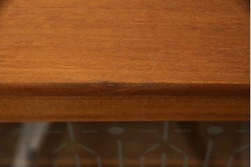 デンマークビンテージ　チーク材　ガラスの模様が個性的でかわいらしいコーナーキャビネット(飾り棚、戸棚、収納棚、ヴィンテージ、北欧)(R-054618)