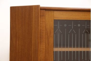 デンマークビンテージ　チーク材　ガラスの模様が個性的でかわいらしいコーナーキャビネット(飾り棚、戸棚、収納棚、ヴィンテージ、北欧)(R-054618)