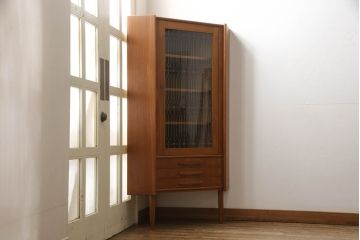 デンマークビンテージ　チーク材　ガラスの模様が個性的でかわいらしいコーナーキャビネット(飾り棚、戸棚、収納棚、ヴィンテージ、北欧)(R-054618)