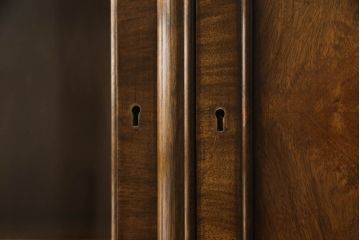 イギリスアンティーク　マホガニー材　クラシカルなデザインが魅力的なサイドボードキャビネット(飾り棚、戸棚)(R-054621)