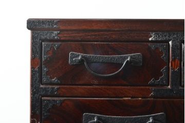 中古　美品　国産民芸箪笥　引き出し9杯　赤みがかった色合いが魅力的な和の趣あふれる重ね箪笥(チェスト、和タンス、衣装箪笥)(R-054625)