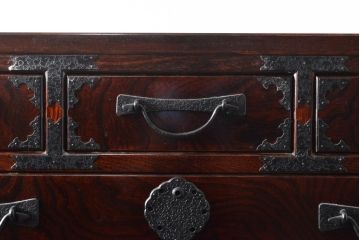 中古　美品　国産民芸箪笥　引き出し9杯　赤みがかった色合いが魅力的な和の趣あふれる重ね箪笥(チェスト、和タンス、衣装箪笥)(R-054625)
