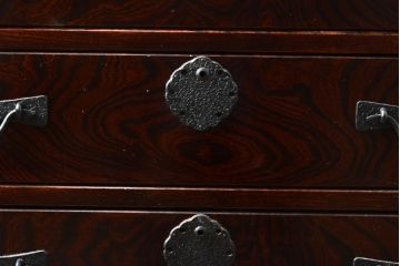 中古　美品　国産民芸箪笥　引き出し9杯　赤みがかった色合いが魅力的な和の趣あふれる重ね箪笥(チェスト、和タンス、衣装箪笥)(R-054625)