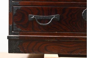 中古　美品　国産民芸箪笥　引き出し9杯　赤みがかった色合いが魅力的な和の趣あふれる重ね箪笥(チェスト、和タンス、衣装箪笥)(R-054625)