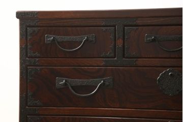 中古　美品　国産民芸箪笥　引き出し6杯　赤みがかった色合いが魅力的な和の趣あふれるサイドチェスト(サイドボード、収納箪笥、衣装箪笥)(R-054626)