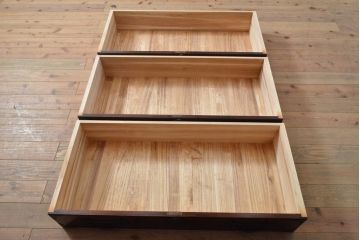 中古　美品　国産民芸箪笥　天板リメイク　赤みがかった色合いが魅力的な和の趣あふれるサイドボード(サイドチェスト、引き出し、収納箪笥、衣装箪笥)(R-054627)