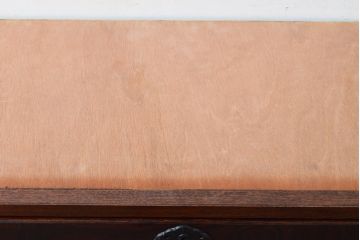 中古　美品　国産民芸箪笥　天板リメイク　赤みがかった色合いが魅力的な和の趣あふれるサイドボード(サイドチェスト、引き出し、収納箪笥、衣装箪笥)(R-054627)