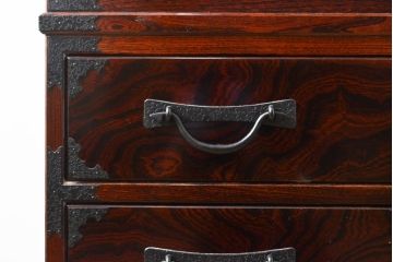 中古　美品　国産民芸箪笥　天板リメイク　赤みがかった色合いが魅力的な和の趣あふれるサイドボード(サイドチェスト、引き出し、収納箪笥、衣装箪笥)(R-054627)