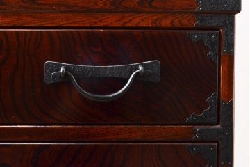 中古　美品　国産民芸箪笥　天板リメイク　赤みがかった色合いが魅力的な和の趣あふれるサイドボード(サイドチェスト、引き出し、収納箪笥、衣装箪笥)(R-054627)