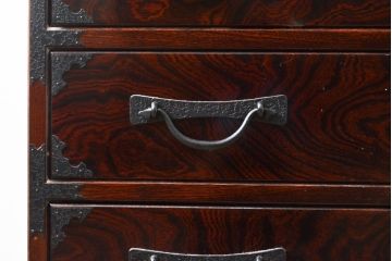 中古　美品　国産民芸箪笥　天板リメイク　赤みがかった色合いが魅力的な和の趣あふれるサイドボード(サイドチェスト、引き出し、収納箪笥、衣装箪笥)(R-054627)