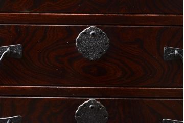 中古　美品　国産民芸箪笥　天板リメイク　赤みがかった色合いが魅力的な和の趣あふれるサイドボード(サイドチェスト、引き出し、収納箪笥、衣装箪笥)(R-054627)