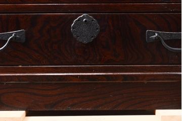 中古　美品　国産民芸箪笥　天板リメイク　赤みがかった色合いが魅力的な和の趣あふれるサイドボード(サイドチェスト、引き出し、収納箪笥、衣装箪笥)(R-054627)