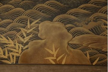 中古　超美品　最高級　輪島塗　宮内庁蒔絵司　木村華邸作　高蒔絵　金蒔絵が素晴らしい文机(サイドテーブル、ローテーブル)(R-054645)