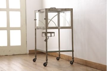 珍品　和製アンティーク　医療用　インダストリアルな雰囲気が漂うアイアンワゴン(キャビネット、ケビント、ガラスケース、トロリー、サイドテーブル)(R-054680)
