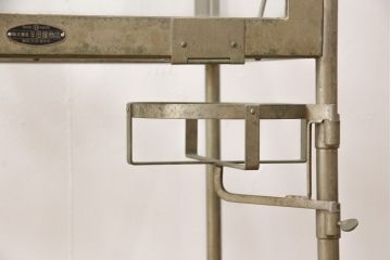 珍品　和製アンティーク　医療用　インダストリアルな雰囲気が漂うアイアンワゴン(キャビネット、ケビント、ガラスケース、トロリー、サイドテーブル)(R-054680)