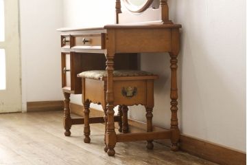 中古　美品　横浜ダニエル(daniel)　温かみのある色合いと上品な佇まいが魅力のドレッサーセット(鏡台、スツール)(R-054688)