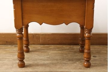 中古　美品　横浜ダニエル(daniel)　温かみのある色合いと上品な佇まいが魅力のドレッサーセット(鏡台、スツール)(R-054688)