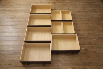 中古　北海道民芸家具　シックな色合いが和モダンなお部屋にピッタリな縦型チェスト(引き出し、洋服タンス)(R-054700)