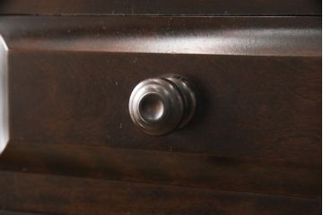 中古　北海道民芸家具　シックな色合いが和モダンなお部屋にピッタリな縦型チェスト(引き出し、洋服タンス)(R-054700)